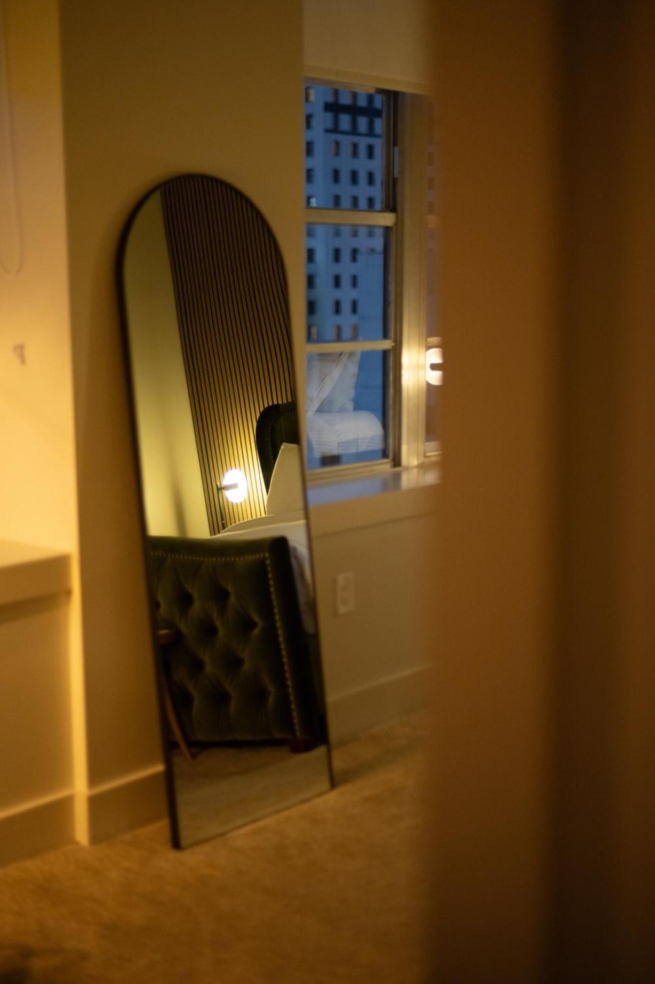 Luxury 2-Bedroom Condo Steps Away From The French Quarter نيو أورلينز المظهر الخارجي الصورة