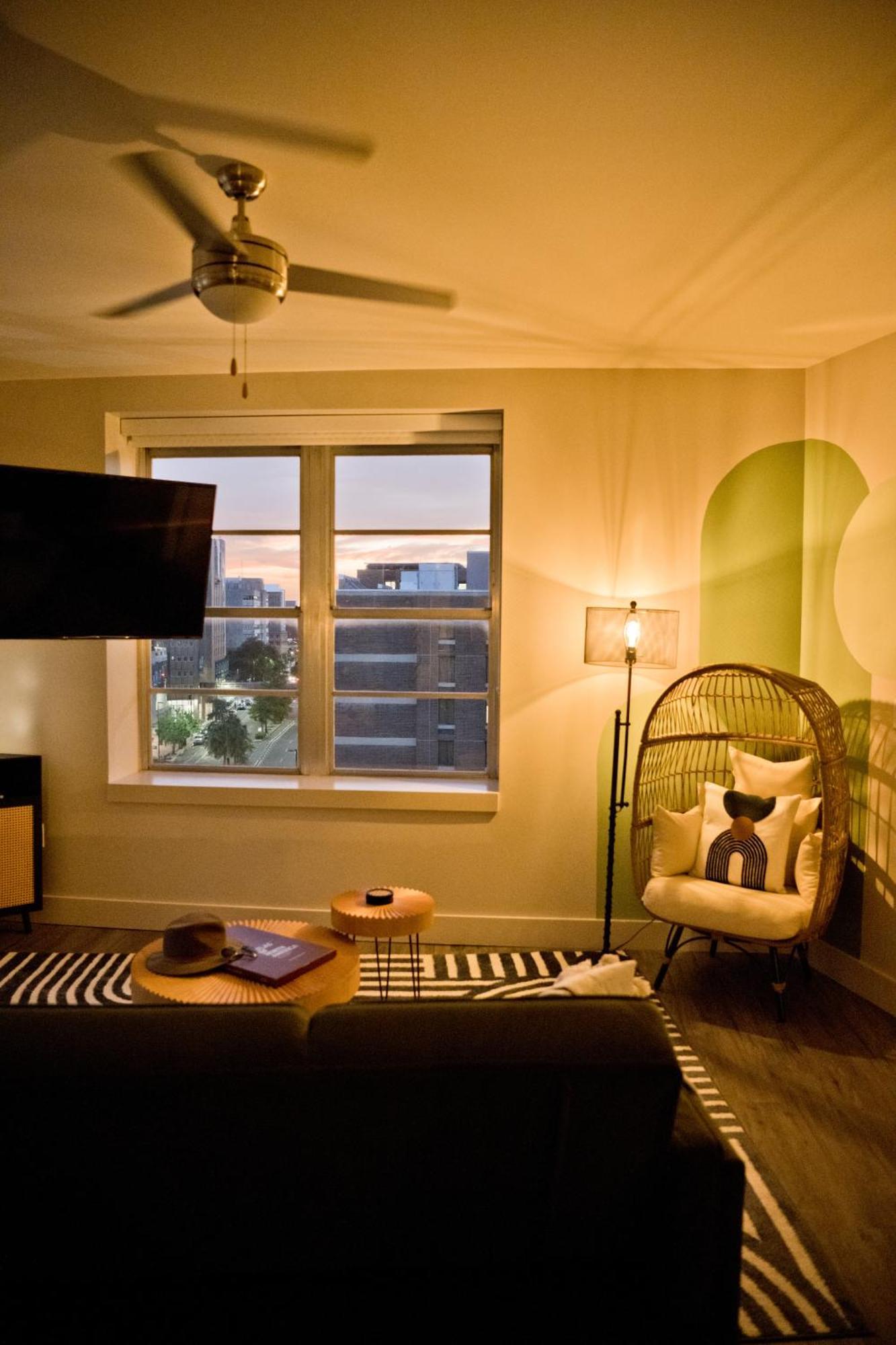 Luxury 2-Bedroom Condo Steps Away From The French Quarter نيو أورلينز المظهر الخارجي الصورة