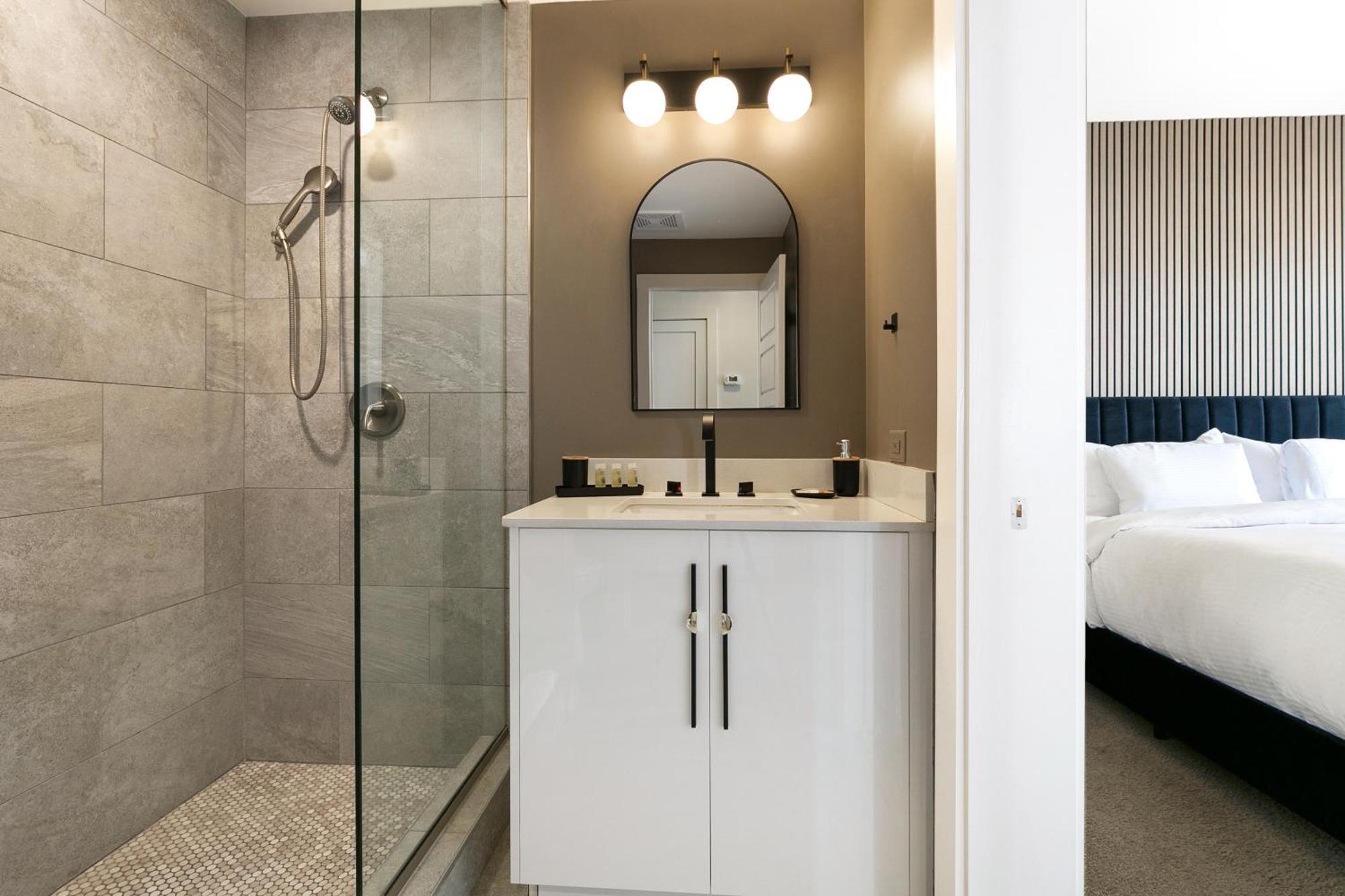 Luxury 2-Bedroom Condo Steps Away From The French Quarter نيو أورلينز المظهر الخارجي الصورة